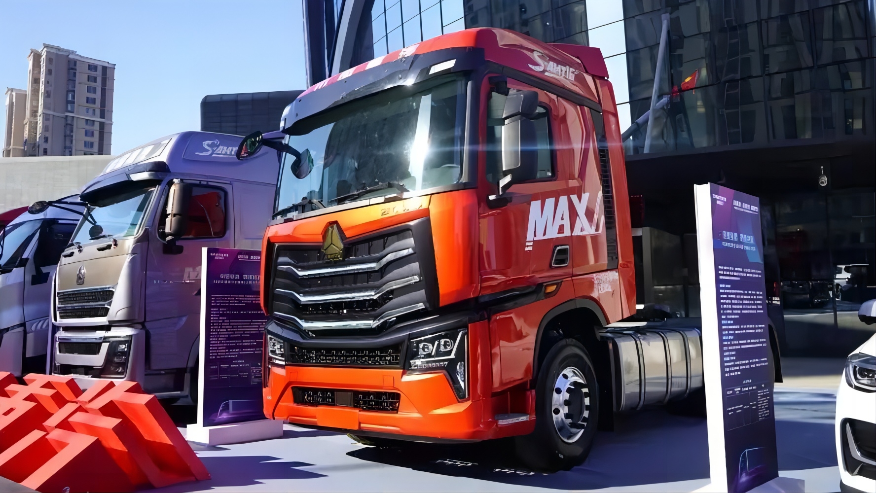 Sinotruk HOWO MAX heavy truck 480hp 6×4 tractor.jpg
